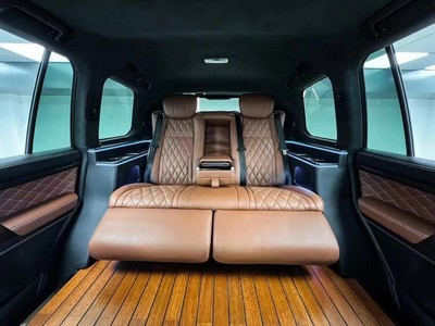 深圳工廠 陸巡/霸道普拉多改裝新潮流，電動沙發床與地板升級引領個性化車飾風尚